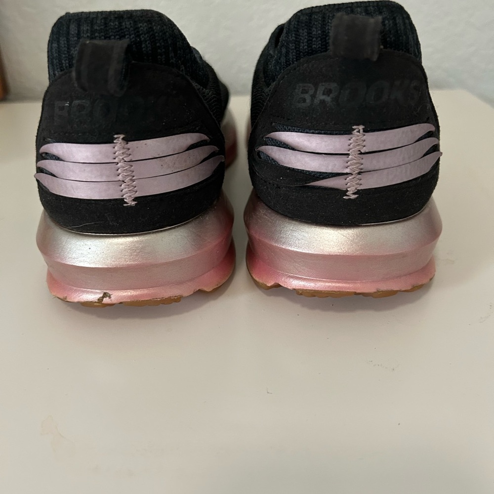 Brooks Women’s Levitate 2 Running Shoes in Limited Edition Pink/Black Size 10 - Picture 3 of 5